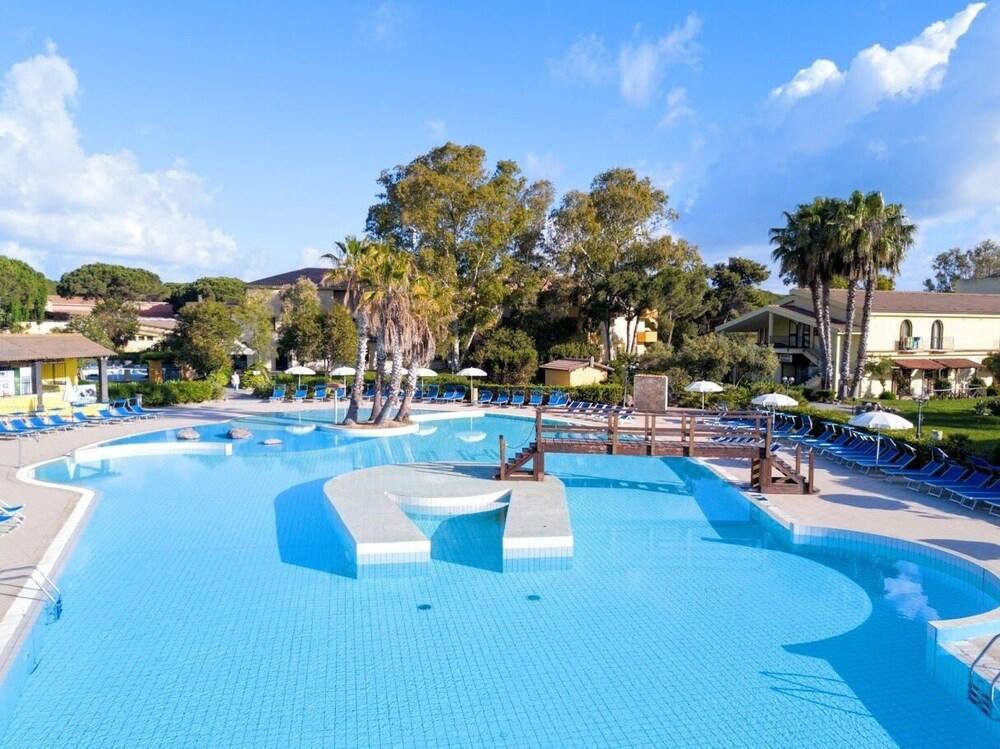Hotel Fortezza Arborea Bagian luar foto