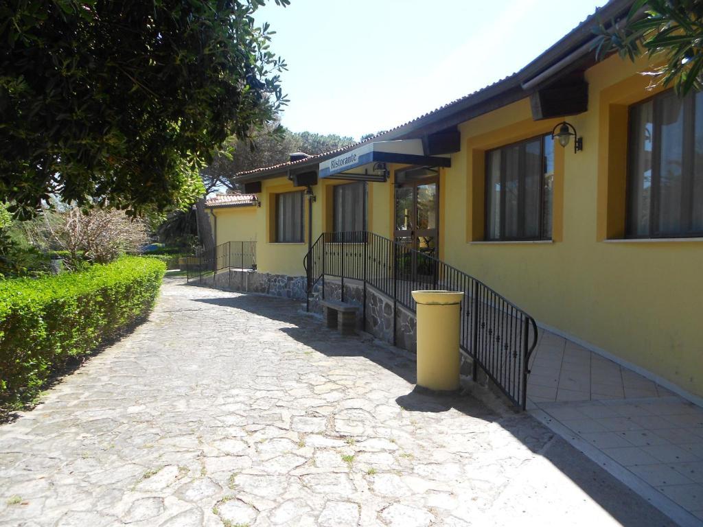 Hotel Fortezza Arborea Bagian luar foto